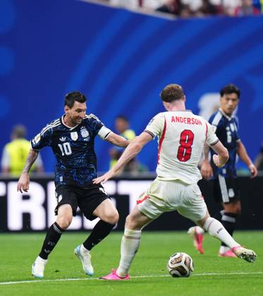 England v Argentina - FIFA World Cup, WM, Weltmeisterschaft, Fussball 2026 - Semi Finals ATLANTA, GEORGIA - JULY 15: Lionel Messi of Argentina and Elliot Anderson of England compete for the ball during the 2026 FIFA World Cup semifinal match between England and Argentina at Atlanta Stadium in Atlanta, Georgia, United States, on July 15, 2026. Jose Hernandez Anadolu Georgia United States. Editorial use only. Please get in touch for any other usage.  Copyright: x2026xAnadoluxJosexHernandezx