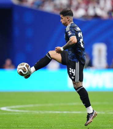 England v Argentina - FIFA World Cup, WM, Weltmeisterschaft, Fussball 2026 - Semi Finals ATLANTA, GEORGIA - JULY 15: Enzo Fernandez of Argentina plays the ball during the 2026 FIFA World Cup semifinal match between England and Argentina at Atlanta Stadium in Atlanta, Georgia, United States, on July 15, 2026. Jose Hernandez Anadolu Georgia United States. Editorial use only. Please get in touch for any other usage.  Copyright: x2026xAnadoluxJosexHernandezx