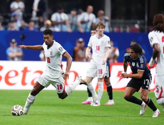 England v Argentina - FIFA World Cup, WM, Weltmeisterschaft, Fussball 2026 - Semi Finals ATLANTA, GEORGIA - JULY 15: Jude Bellingham of England runs with the ball during the 2026 FIFA World Cup semifinal match between England and Argentina at Atlanta Stadium in Atlanta, Georgia, United States, on July 15, 2026. Jose Hernandez Anadolu Georgia United States. Editorial use only. Please get in touch for any other usage.  Copyright: x2026xAnadoluxJosexHernandezx