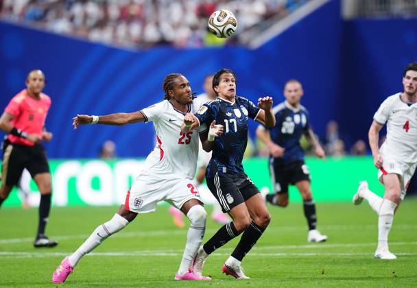 England v Argentina - FIFA World Cup, WM, Weltmeisterschaft, Fussball 2026 - Semi Finals ATLANTA, GEORGIA - JULY 15: Giuliano Simeone of Argentina and Djed Spence of England compete for the ball during the 2026 FIFA World Cup semifinal match between England and Argentina at Atlanta Stadium in Atlanta, Georgia, United States, on July 15, 2026. Jose Hernandez Anadolu Georgia United States. Editorial use only. Please get in touch for any other usage.  Copyright: x2026xAnadoluxJosexHernandezx
