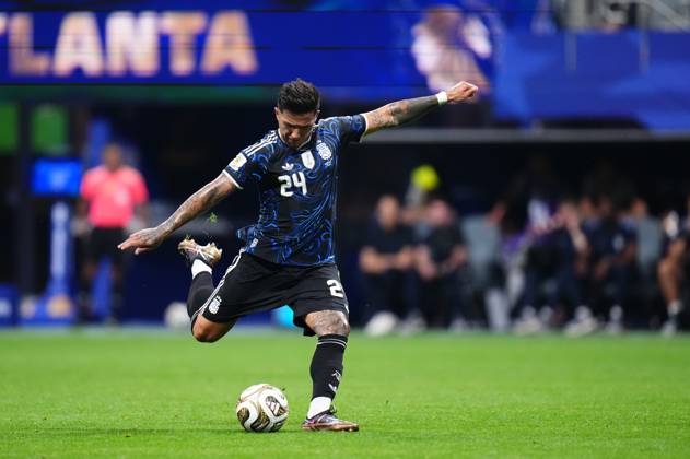 England v Argentina - FIFA World Cup, WM, Weltmeisterschaft, Fussball 2026 - Semi Finals ATLANTA, GEORGIA - JULY 15: Enzo Fernandez of Argentina kicks the ball during the 2026 FIFA World Cup semifinal match between England and Argentina at Atlanta Stadium in Atlanta, Georgia, United States, on July 15, 2026. Jose Hernandez Anadolu Georgia United States. Editorial use only. Please get in touch for any other usage.  Copyright: x2026xAnadoluxJosexHernandezx