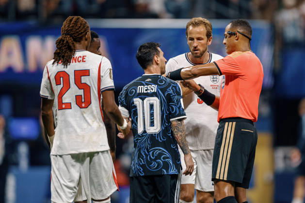 England vs Argentina ATLANTA, GE - 15.07.2026: ENGLAND VS ARGENTINA - Referee Ismail Elfath shows the time to Kane Harry of England and Lionel Messi of Argentina during the match between England and Argentina, valid for the semi-final of the 2026 World Cup, held at the Mercedes-Benz Stadium in Atlanta, United States. (Photo: Marcelo Machado de Melo Fotoarena) x2985560x  MarceloxMachadoxdexMelo