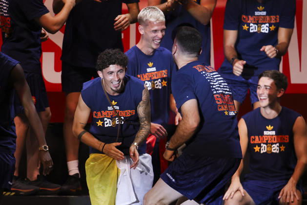 ESP Spain celebrates the 2026 World Cup Champions. Yeremy Pino takes the stage at Plaza de Cibeles in Madrid, celebrating with his teammates after winning the World Cup. Madrid, Spain Copyright: xAlejandroxMatiasx