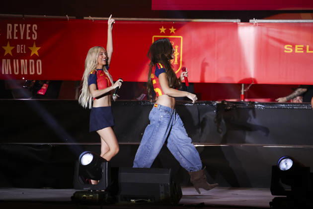 ESP Spain celebrates the 2026 World Cup champions Lola Indigo and Ana Mena take the stage at Plaza de Cibeles in Madrid, celebrating with their teammates after winning the World Cup Madrid Madrid Spain Copyright: xAlejandroxMatiasx