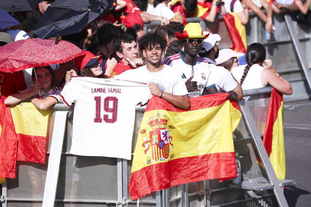 ESP Spain celebrates the 2026 World Cup Champions. A fan at Plaza de Cibeles in Madrid celebrates with his teammates after winning the World Cup. Madrid, Spain Copyright: xAlejandroxMatiasx