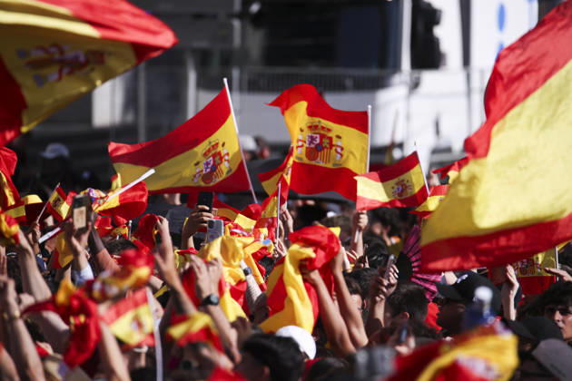 ESP Spain celebrates the 2026 World Cup champions. Fans at Plaza de Cibeles in Madrid celebrate with their teammates after winning the World Cup. Madrid, Spain Copyright: xAlejandroxMatiasx