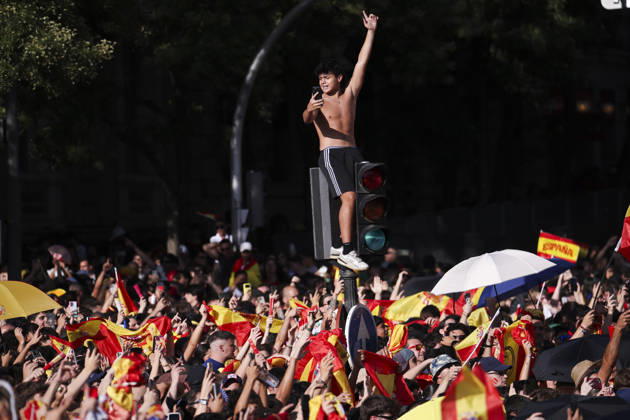 ESP Spain celebrates the 2026 World Cup champions. Fans at Plaza de Cibeles in Madrid celebrate with their teammates after winning the World Cup. Madrid, Spain Copyright: xAlejandroxMatiasx