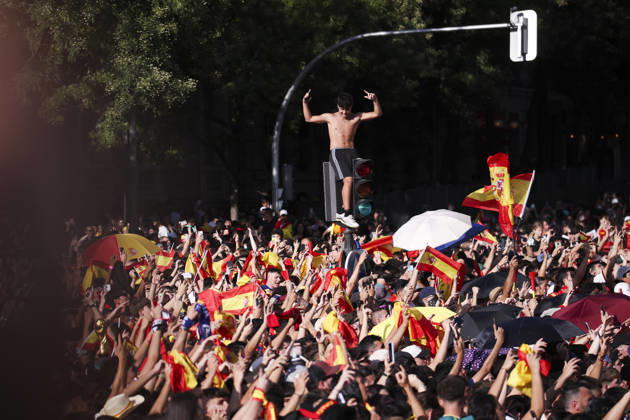 ESP Spain celebrates the 2026 World Cup champions. Fans at Plaza de Cibeles in Madrid celebrate with their teammates after winning the World Cup. Madrid, Spain Copyright: xAlejandroxMatiasx