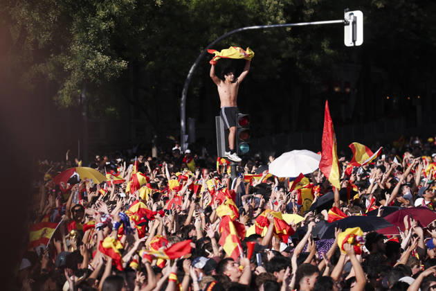ESP Spain celebrates the 2026 World Cup champions. Fans at Plaza de Cibeles in Madrid celebrate with their teammates after winning the World Cup. Madrid, Spain Copyright: xAlejandroxMatiasx