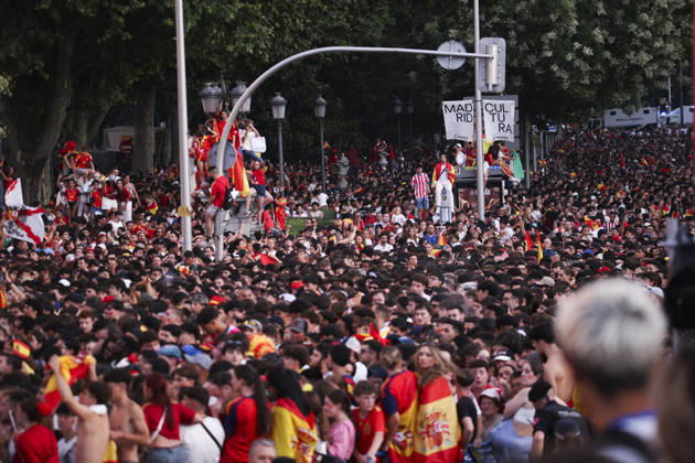 ESP Spain celebrates the 2026 World Cup champions. Fans at Plaza de Cibeles in Madrid celebrate with their teammates after winning the World Cup. Madrid, Spain Copyright: xAlejandroxMatiasx