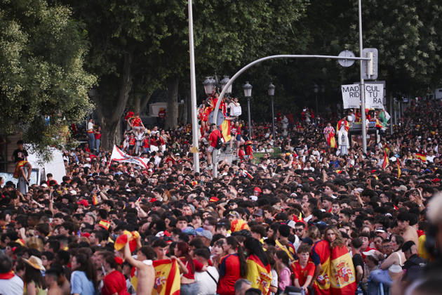 ESP Spain celebrates the 2026 World Cup champions. Fans at Plaza de Cibeles in Madrid celebrate with their teammates after winning the World Cup. Madrid, Spain Copyright: xAlejandroxMatiasx