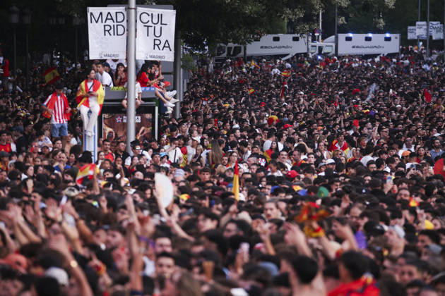 ESP Spain celebrates the 2026 World Cup champions. Fans at Plaza de Cibeles in Madrid celebrate with their teammates after winning the World Cup. Madrid, Spain Copyright: xAlejandroxMatiasx