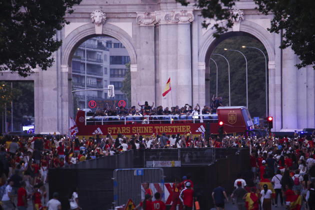 ESP Spain celebrates the 2026 World Cup champions. Fans at Plaza de Cibeles in Madrid celebrate with their teammates after winning the World Cup. Madrid, Spain Copyright: xAlejandroxMatiasx