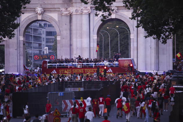 ESP Spain celebrates the 2026 World Cup champions. Fans at Plaza de Cibeles in Madrid celebrate with their teammates after winning the World Cup. Madrid, Spain Copyright: xAlejandroxMatiasx