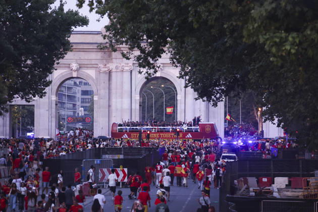 ESP Spain celebrates the 2026 World Cup champions. Fans at Plaza de Cibeles in Madrid celebrate with their teammates after winning the World Cup. Madrid, Spain Copyright: xAlejandroxMatiasx