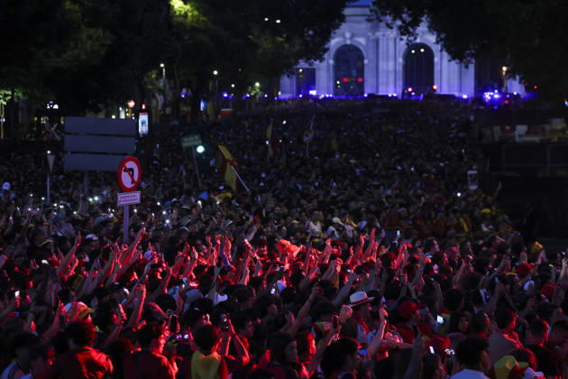 ESP Spain celebrates the 2026 World Cup champions. Fans at Plaza de Cibeles in Madrid celebrate with their teammates after winning the World Cup. Madrid, Spain Copyright: xAlejandroxMatiasx