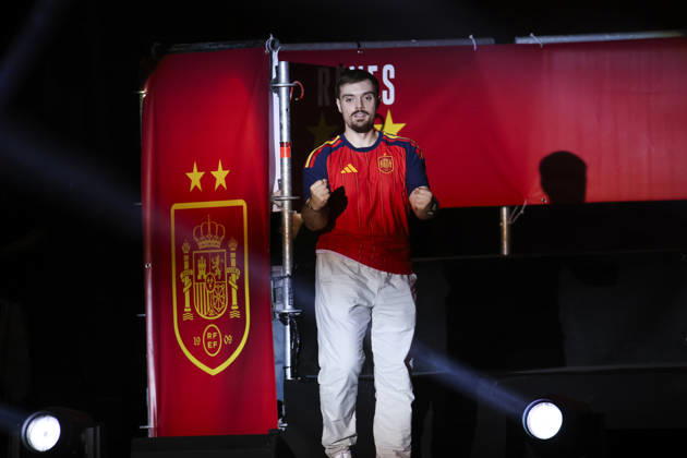 ESP Spain celebrates the 2026 World Cup Champions. Ibai Llanos takes the stage at Plaza de Cibeles in Madrid, celebrating with his teammates after winning the World Cup. Madrid, Spain Copyright: xAlejandroxMatiasx