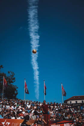 Women s Beach Volleyball Allianz German Beach Club Finals The 2026 Finals Hannover Eintracht Spontent vs. Berlin Recycling Volleys July 24, 2026 The ball in the air against the backdrop of an airplane s contrail Hannover Opernplatz Lower Saxony, Germany