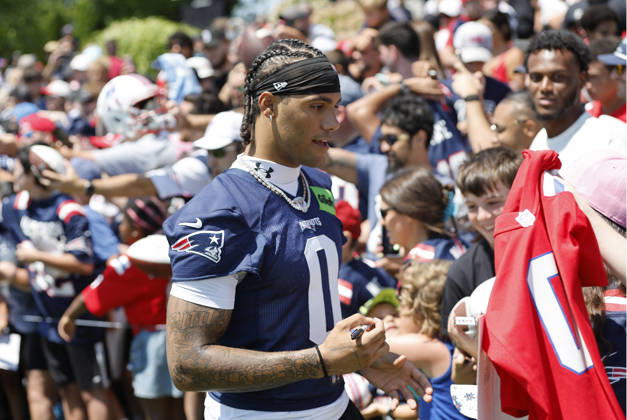 July 26, 2026; Foxborough, MA, USA; New England Patriots cornerback Christian Gonzalez (0) sign autographs during Patriots training camp at Gillette Stadium. CSM NFL, American Football Herren, USA 2026: Patriots Training Camp JUL 26 - ZUMAc04_ 20260726_zma_c04_135 Copyright: xAnthonyxNesmithx