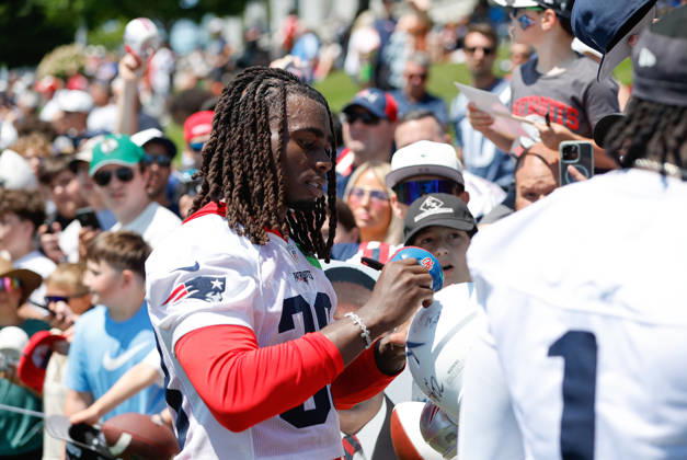 July 26, 2026; Foxborough, MA, USA; New England Patriots running back Rhamondre Stevenson (38) sign autographs participates in drills during Patriots training camp at Gillette Stadium. CSM NFL, American Football Herren, USA 2026: Patriots Training Camp JUL 26 - ZUMAc04_ 20260726_zma_c04_146 Copyright: xAnthonyxNesmithx
