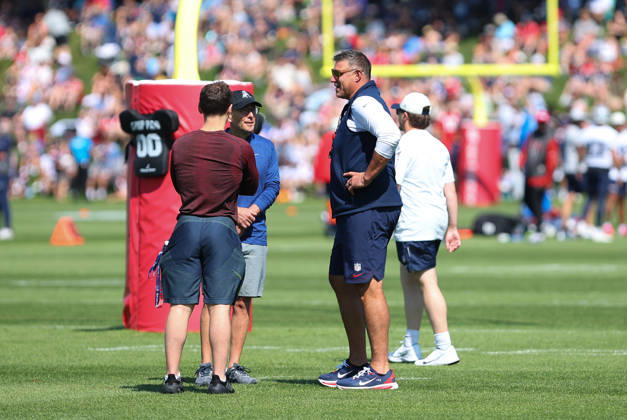 July 26, 2026; Foxborough, MA, USA; New England Patriots head coach Mike Vrabel speaks with New England Patriots President Jonathan Kraft (center) during Patriots training camp at Gillette Stadium. CSM NFL, American Football Herren, USA 2026: Patriots Training Camp JUL 26 - ZUMAc04_ 20260726_zma_c04_157 Copyright: xAnthonyxNesmithx