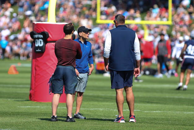 July 26, 2026; Foxborough, MA, USA; New England Patriots head coach Mike Vrabel speaks with New England Patriots President Jonathan Kraft (center) during Patriots training camp at Gillette Stadium. CSM NFL, American Football Herren, USA 2026: Patriots Training Camp JUL 26 - ZUMAc04_ 20260726_zma_c04_162 Copyright: xAnthonyxNesmithx