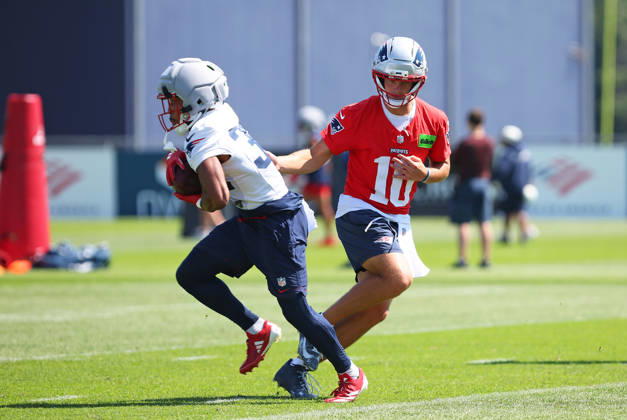 July 26, 2026; Foxborough, MA, USA; New England Patriots quarterback Drake Maye (10) hands off to New England Patriots running back Treveyon Henderson (32) during Patriots training camp at Gillette Stadium. CSM NFL, American Football Herren, USA 2026: Patriots Training Camp JUL 26 - ZUMAc04_ 20260726_zma_c04_172 Copyright: xAnthonyxNesmithx
