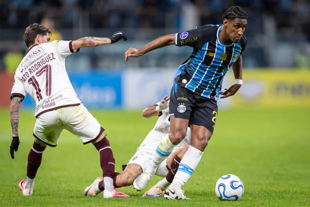 RECORD DATE NOT STATED 30th July 2026; Arena do Gremio Stadium, Porto Alegre, Brazil; Copa Sudamericana Football, Gremio versus Bolivar; Tete of Gremio battles for possession with Pato Rodriguez of Bolivar RichardxDucker DiaEsportivo