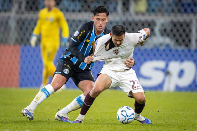 RECORD DATE NOT STATED 30th July 2026; Arena do Gremio Stadium, Porto Alegre, Brazil; Copa Sudamericana Football, Gremio versus Bolivar; Eric Noriega of Gremio battles for possession with Leonel Justiniano of Bolivar RichardxDucker DiaEsportivo