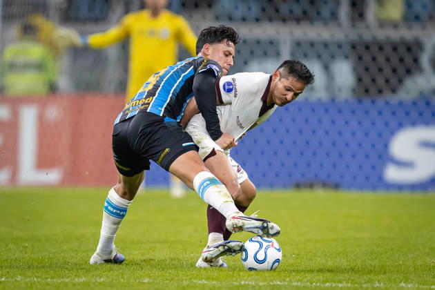 RECORD DATE NOT STATED 30th July 2026; Arena do Gremio Stadium, Porto Alegre, Brazil; Copa Sudamericana Football, Gremio versus Bolivar; Eric Noriega of Gremio battles for possession with Leonel Justiniano of Bolivar RichardxDucker DiaEsportivo