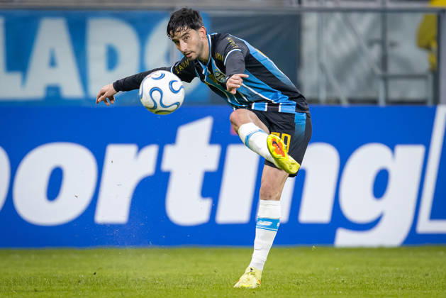 RECORD DATE NOT STATED 30th July 2026; Arena do Gremio Stadium, Porto Alegre, Brazil; Copa Sudamericana Football, Gremio versus Bolivar; Mathias Villasanti of Gremio passes the ball RichardxDucker DiaEsportivo