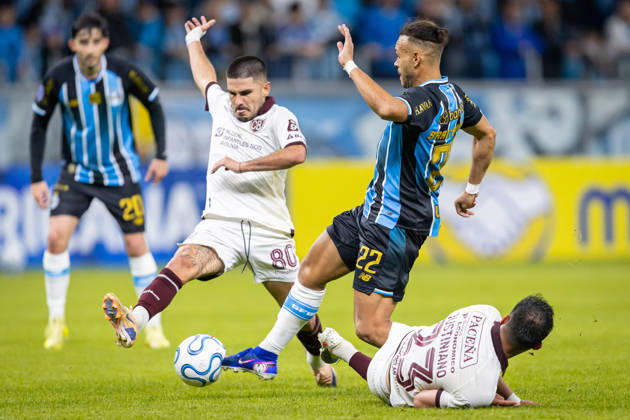 RECORD DATE NOT STATED 30th July 2026; Arena do Gremio Stadium, Porto Alegre, Brazil; Copa Sudamericana Football, Gremio versus Bolivar; Martin Braithwaite of Gremio battles for possession with Leonel Justiniano and Carlos Melgar of Bolivar RichardxDucker DiaEsportivo