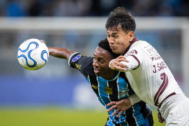 RECORD DATE NOT STATED 30th July 2026; Arena do Gremio Stadium, Porto Alegre, Brazil; Copa Sudamericana Football, Gremio versus Bolivar; Gabriel Mec of Gremio battles for possession with Jesus Sagredo of Bolivar RichardxDucker DiaEsportivo