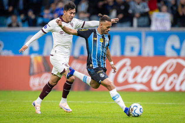 RECORD DATE NOT STATED 30th July 2026; Arena do Gremio Stadium, Porto Alegre, Brazil; Copa Sudamericana Football, Gremio versus Bolivar; Martin Braithwaite of Gremio battles for possession with Xavier Arreaga of Bolivar RichardxDucker DiaEsportivo