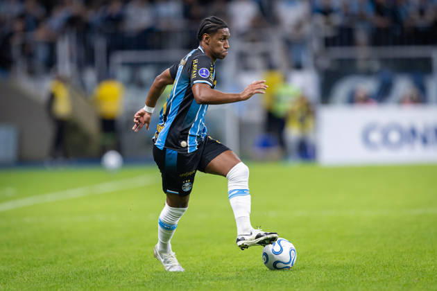 RECORD DATE NOT STATED 30th July 2026; Arena do Gremio Stadium, Porto Alegre, Brazil; Copa Sudamericana Football, Gremio versus Bolivar; Tete of Gremio controls the ball RichardxDucker DiaEsportivo
