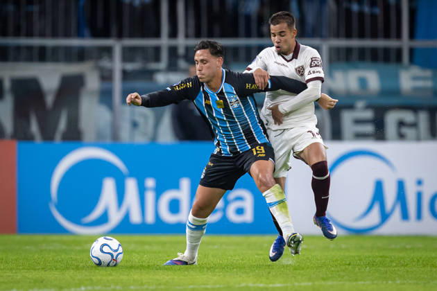 RECORD DATE NOT STATED 30th July 2026; Arena do Gremio Stadium, Porto Alegre, Brazil; Copa Sudamericana Football, Gremio versus Bolivar; Eric Noriega of Gremio battles for possession with Robson Matheus of Bolivar RichardxDucker DiaEsportivo
