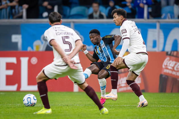 RECORD DATE NOT STATED 30th July 2026; Arena do Gremio Stadium, Porto Alegre, Brazil; Copa Sudamericana Football, Gremio versus Bolivar; Francis Amuzu of Gremio battles for possession with Jesus Sagredo of Bolivar RichardxDucker DiaEsportivo