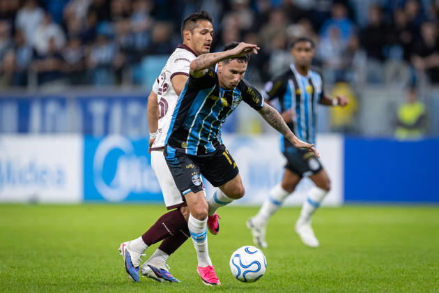 RECORD DATE NOT STATED 30th July 2026; Arena do Gremio Stadium, Porto Alegre, Brazil; Copa Sudamericana Football, Gremio versus Bolivar; Dodi of Gremio battles for possession with Patito Rodriguez of Bolivar RichardxDucker DiaEsportivo