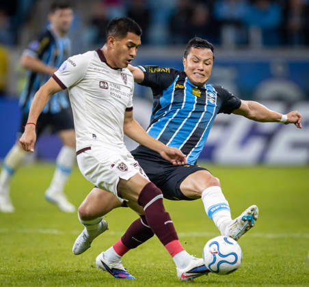 RECORD DATE NOT STATED 30th July 2026; Arena do Gremio Stadium, Porto Alegre, Brazil; Copa Sudamericana Football, Gremio versus Bolivar; Marlon Xavier of Gremio battles for possession with Erwin Saavedra of Bolivar RichardxDucker DiaEsportivo
