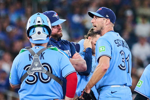 August 2, 2026, Toronto, On, Canada: Toronto Blue Jays Max Scherzer (31) speaks with manager John Schneider on the mound before closing out the sixth inning of MLB, Baseball Herren, USA baseball action against the St. Louis Cardinals in Toronto, on Sunday, Aug. 2, 2026. Canada News - August 2, 2026 - ZUMAc35_ 20260802_zaf_c35_120 Copyright: xSammyxKoganx