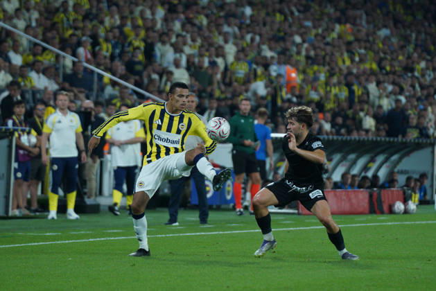 August 5, 2026, Kadikoy, Istanbul, Turkey: Mason Greenwood (L) of Fenerbahce in action during the UEFA Champions League third qualifying round match between Fenerbahce and Sturm Graz at the Chobani Stadium, Fenerbahce Sukru Saracoglu Sports Complex in Istanbul, Turkey, on August 5, 2026. Kadikoy Turkey - ZUMAu194 20260805_zip_u194_006 Copyright: xTolgaxUluturkx