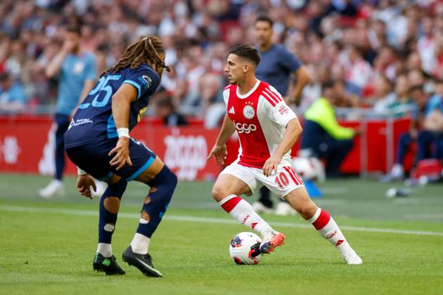 AMSTERDAM , 06-08-2026, Johan Cruijff ArenA , season 2026 2027 , UEFA Conference League play-off football . Match between Ajax and Shelbourne FC , Picture shows Shelbourne FC player Milan Mbeng, Ajax player Oscar Gloukh Ajax - Shelbourne x205489191x Copyright: