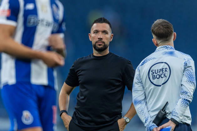 FC Porto v FC Alverca - Liga Portugal Betclic 2026 27 Francesco Farioli, head coach of FC Porto, is seen thanking fans during the FC Porto versus FC Alverca match for the Liga Portugal Betclic 2026 27 at Estadio do Dragao in Porto, Portugal, on August 9, 2026. Porto Porto Portugal Copyright: xMiguelxLemosx originalFilename:lemos-fcportox260809_np3B1