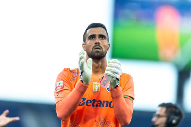 FC Porto v FC Alverca - Liga Portugal Betclic 2026 27 Diogo Costa of FC Porto is seen thanking fans during the FC Porto versus FC Alverca match for the Liga Portugal Betclic 2026 27 at Estadio do Dragao in Porto, Portugal, on August 9, 2026. Porto Porto Portugal Copyright: xMiguelxLemosx originalFilename:lemos-fcportox260809_npam6