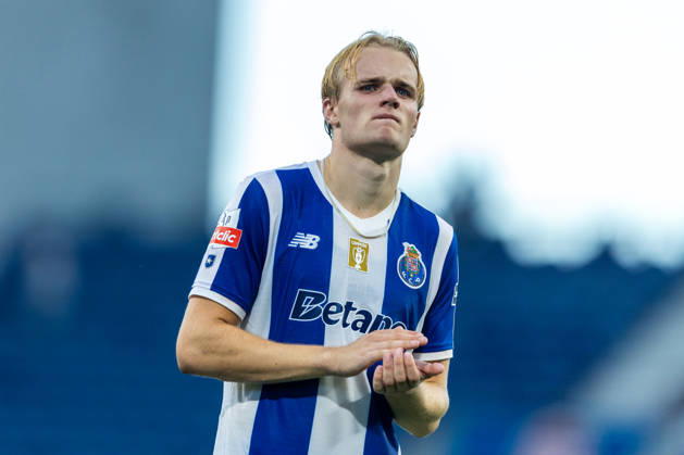 FC Porto v FC Alverca - Liga Portugal Betclic 2026 27 Victor Froholdt of FC Porto is seen thanking fans during the FC Porto versus FC Alverca match for the Liga Portugal Betclic 2026 27 at Estadio do Dragao in Porto, Portugal, on August 9, 2026. Porto Porto Portugal Copyright: xMiguelxLemosx originalFilename:lemos-fcportox260809_npBh2