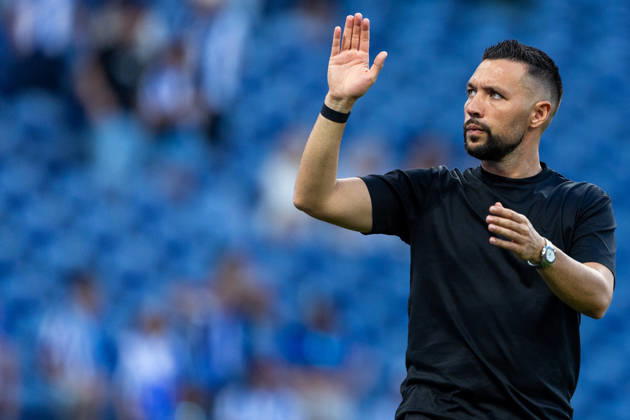 FC Porto v FC Alverca - Liga Portugal Betclic 2026 27 Francesco Farioli, head coach of FC Porto, is seen thanking fans after the win during the FC Porto versus FC Alverca match for the Liga Portugal Betclic 2026 27 at Estadio do Dragao in Porto, Portugal, on August 9, 2026. Porto Porto Portugal Copyright: xMiguelxLemosx originalFilename:lemos-fcportox260809_npkV5