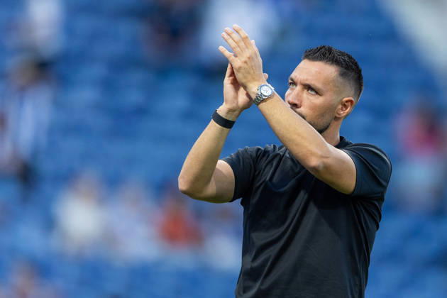 FC Porto v FC Alverca - Liga Portugal Betclic 2026 27 Francesco Farioli, head coach of FC Porto, is seen thanking fans after the win during the FC Porto versus FC Alverca match for the Liga Portugal Betclic 2026 27 at Estadio do Dragao in Porto, Portugal, on August 9, 2026. Porto Porto Portugal Copyright: xMiguelxLemosx originalFilename:lemos-fcportox260809_npLtv