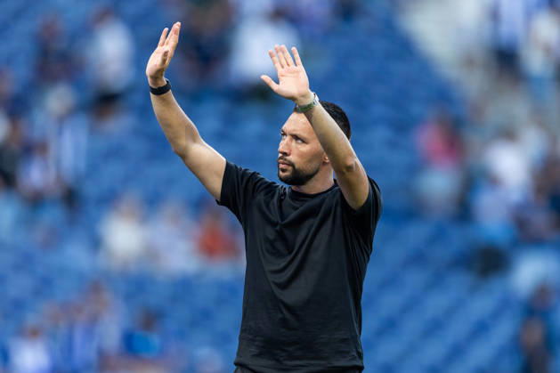 FC Porto v FC Alverca - Liga Portugal Betclic 2026 27 Francesco Farioli, head coach of FC Porto, is seen thanking fans after the win during the FC Porto versus FC Alverca match for the Liga Portugal Betclic 2026 27 at Estadio do Dragao in Porto, Portugal, on August 9, 2026. Porto Porto Portugal Copyright: xMiguelxLemosx originalFilename:lemos-fcportox260809_npteI