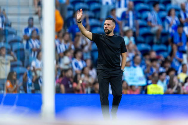 FC Porto v FC Alverca - Liga Portugal Betclic 2026 27 Francesco Farioli, head coach of FC Porto, is seen thanking fans after the win during the FC Porto versus FC Alverca match for the Liga Portugal Betclic 2026 27 at Estadio do Dragao in Porto, Portugal, on August 9, 2026. Porto Porto Portugal Copyright: xMiguelxLemosx originalFilename:lemos-fcportox260809_np4nw