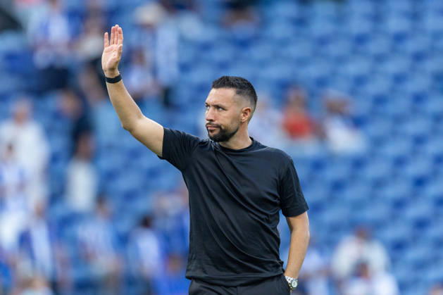 FC Porto v FC Alverca - Liga Portugal Betclic 2026 27 Francesco Farioli, head coach of FC Porto, is seen thanking fans after the win during the FC Porto versus FC Alverca match for the Liga Portugal Betclic 2026 27 at Estadio do Dragao in Porto, Portugal, on August 9, 2026. Porto Porto Portugal Copyright: xMiguelxLemosx originalFilename:lemos-fcportox260809_nphSO